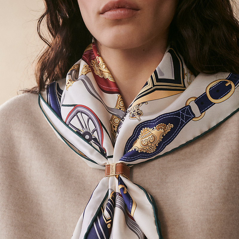 エルメスらしいデザイン\tHermes\tBolduc Sellierスカーフ90リング Bolduc Sellier scarf 90 ring | Hermès Mainland China
